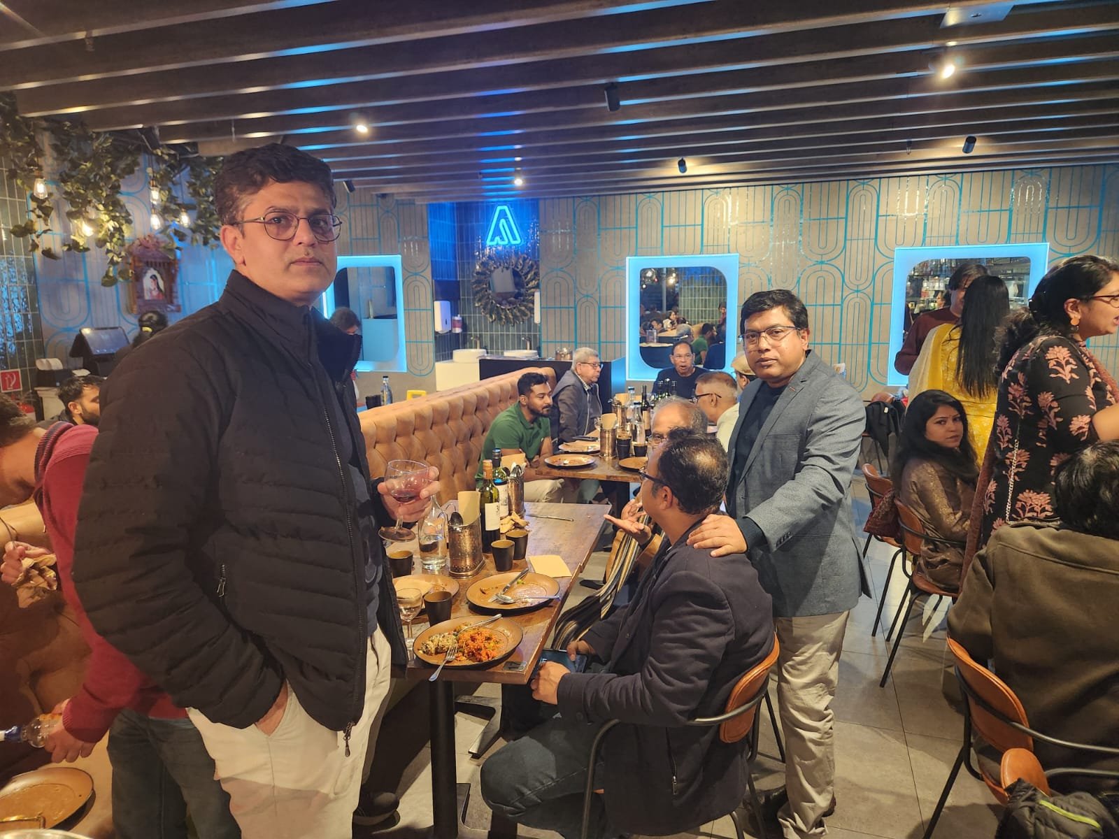 Home Alumni around a long table at a restaurant dinner
